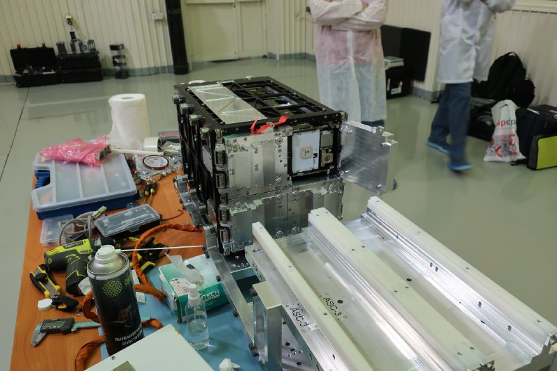 Снаряжение пусковых контейнеров спутниками. Август 2022 года. Байконур.